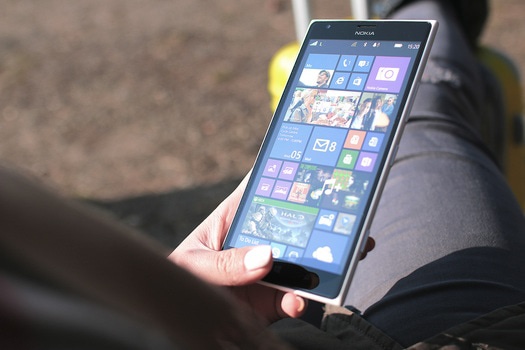 person-woman-hand-smartphone-medium